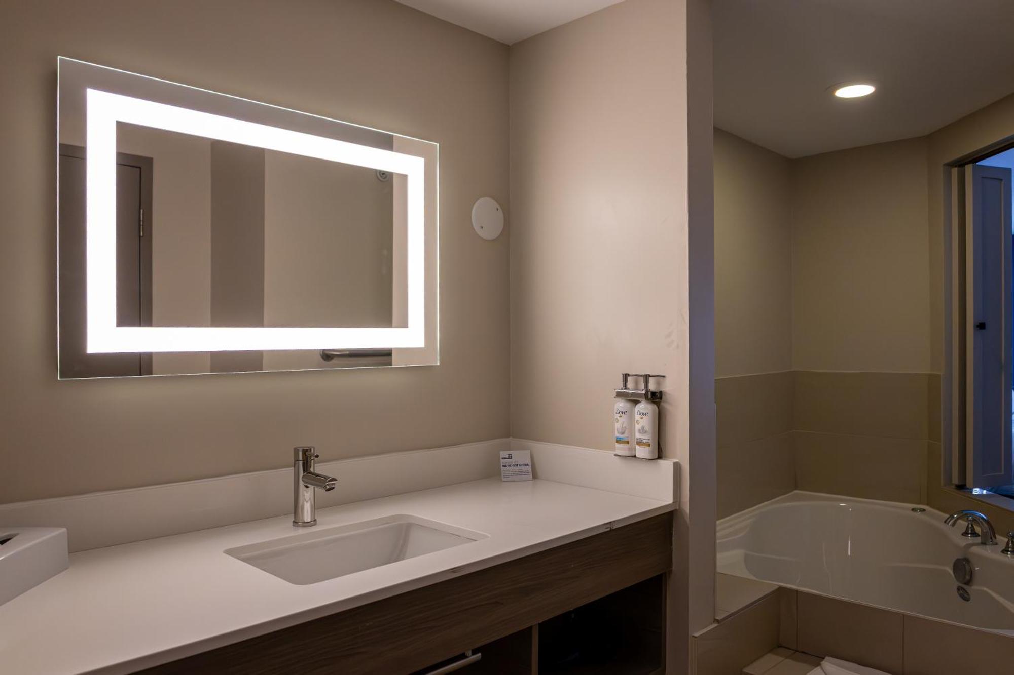 Holiday Inn Express Hotel & Suites Brockville By Ihg Bagian luar foto