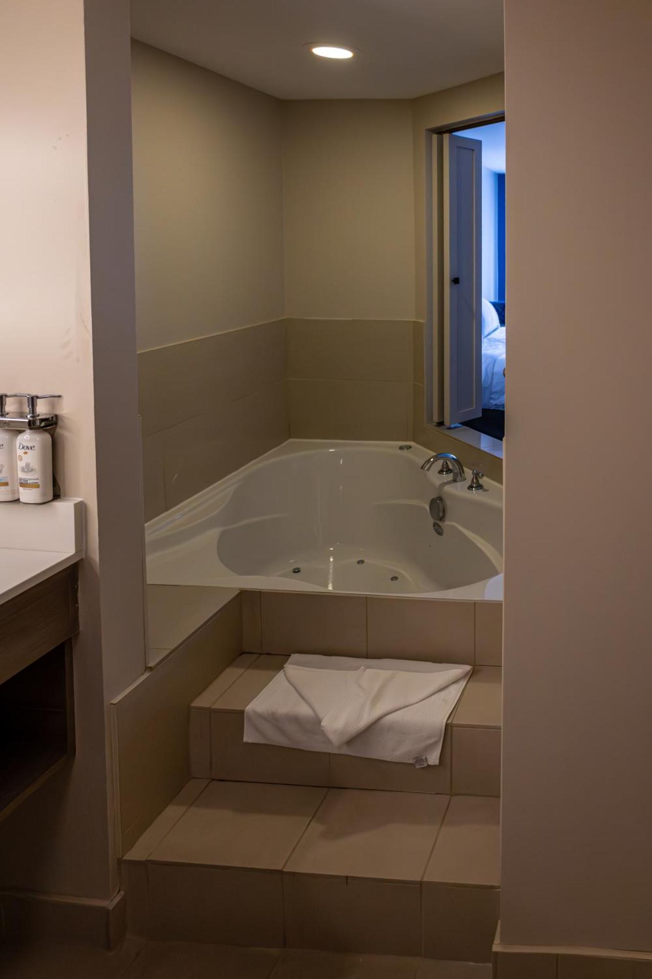 Holiday Inn Express Hotel & Suites Brockville By Ihg Bagian luar foto