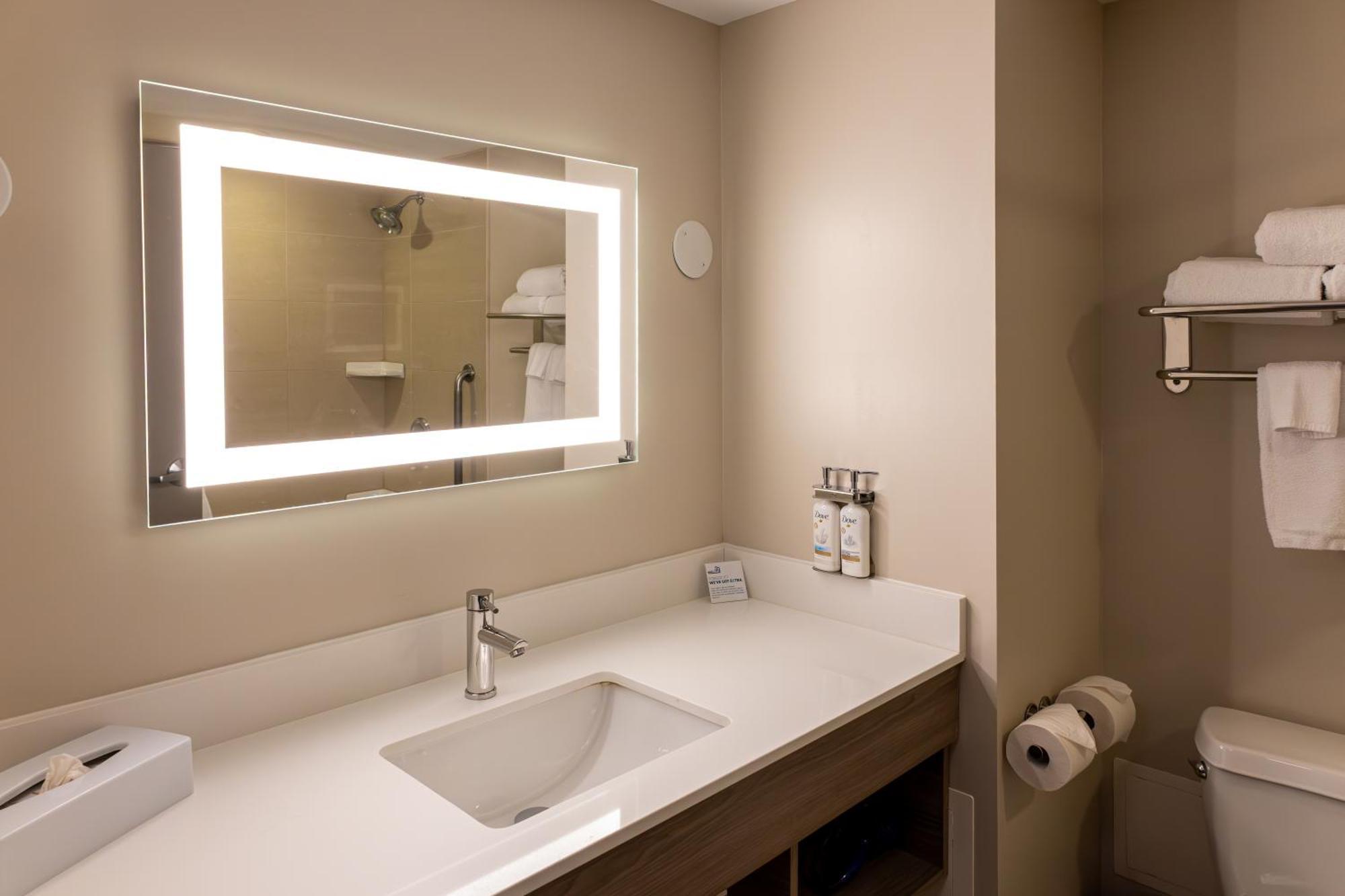 Holiday Inn Express Hotel & Suites Brockville By Ihg Bagian luar foto