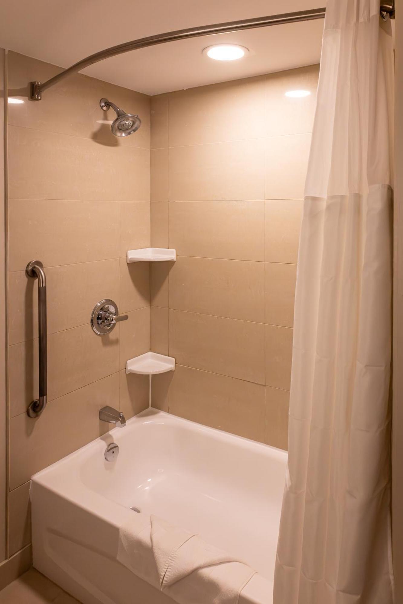 Holiday Inn Express Hotel & Suites Brockville By Ihg Bagian luar foto